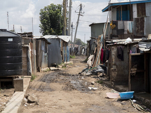 район оловянных лачуг в Кибере, крупнейших городских трущобах Африки

