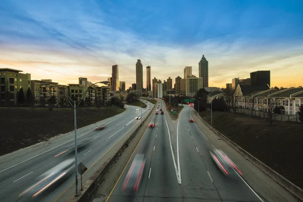 Downtown Atlanta Georgia Cityscape Bij Zonsondergang Met Verkeer — Stockfoto