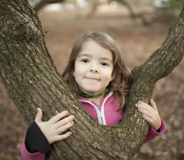 Little Girl Playing Trees Park — Stock Photo, Image