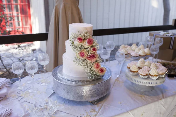 Three Tiered Wedding Cake Roses Table Vintage Theme — Stock Photo, Image