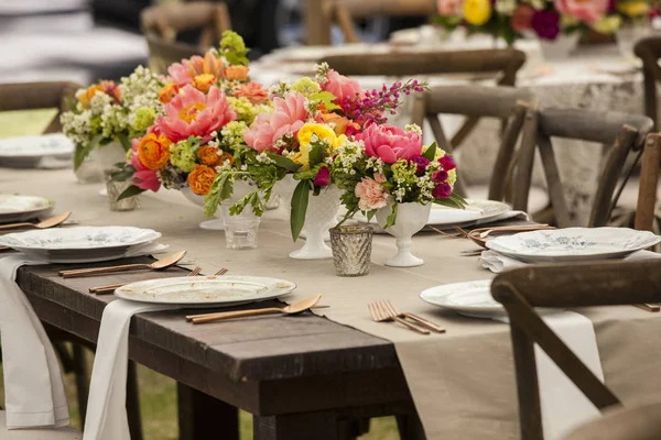 餐桌与古董菜肴和鲜花为婚礼招待会 — 图库照片