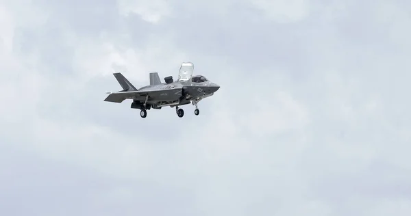 F-35 Lightning hovering — Stock Photo, Image