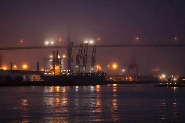 Carregamento do navio de carga à noite — Fotografia de Stock