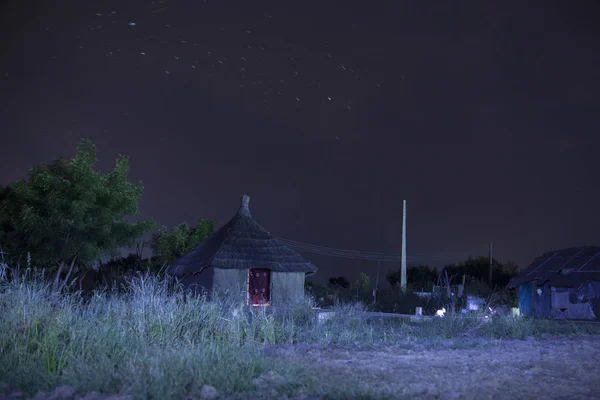 Хижина Африканская Деревня Ночью Время Экспозиции Звёздными Тропами — стоковое фото