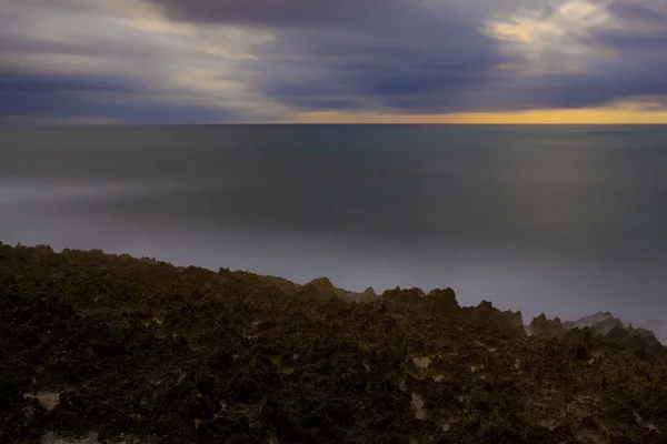 Абстрактное Воздействие Скал Моря Облаков — стоковое фото