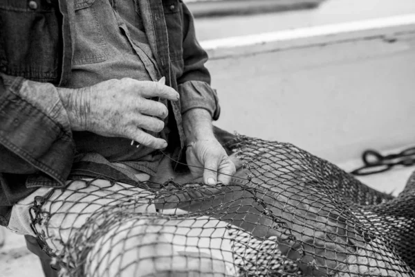 Обрезанный Вид Рыбака Чинящего Сети Палубе Рыболовного Судна — стоковое фото