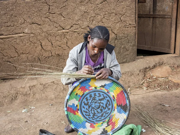 Oromia Ethiopia November 2014 Unidentified Woman Makes Traditional Basket Highlands — Stock Photo, Image