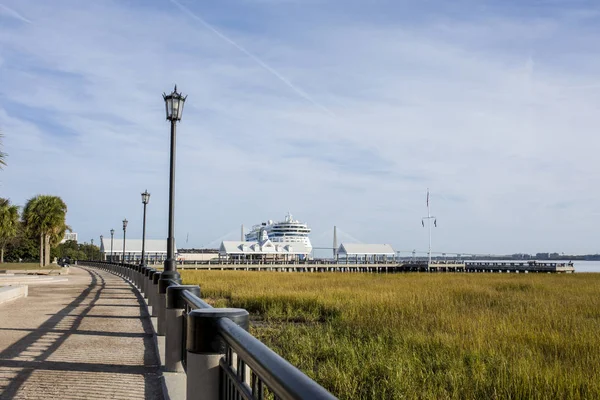 Nabrzeże Charleston South Carolina Statkiem Wycieczkowym Tle — Zdjęcie stockowe