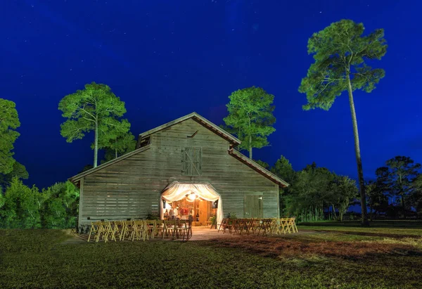 夜に点灯納屋での結婚披露宴 — ストック写真