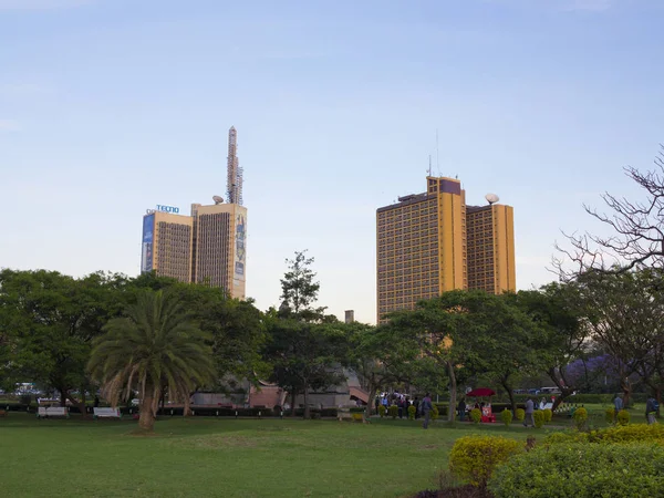 Nairobi Kenia Circa Listopad 2015 Park Miejski Palmami Drzewami Wieżowkami — Zdjęcie stockowe