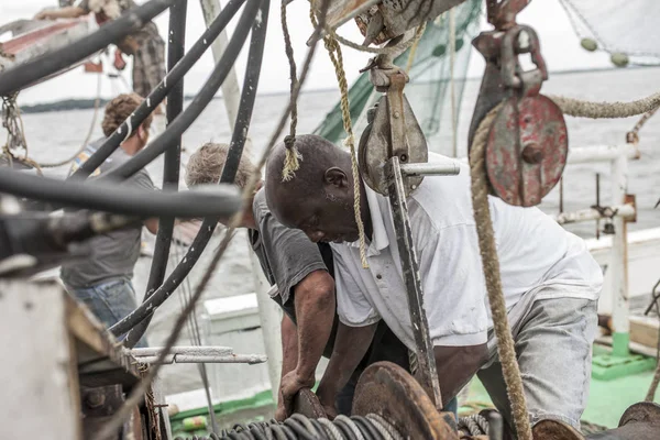 Beaufort South Carolina Usa September 2015 Male Workers Pulling Ropes — Stock Photo, Image