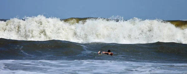 Ola enorme y surfista — Foto de Stock