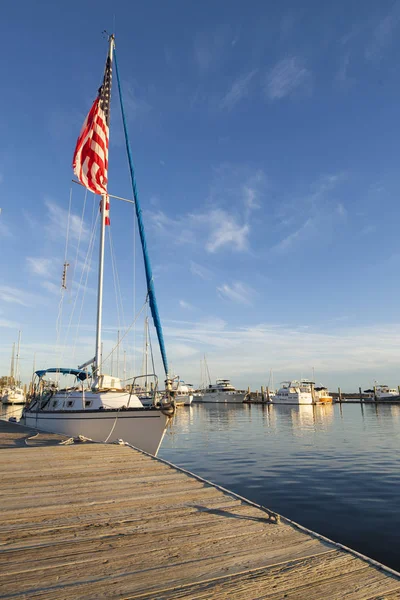 Segelbåt med flagga i Beaufort, South Carolina — Stockfoto