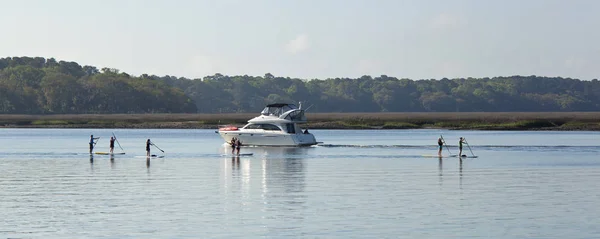 Vrouwen staan op paddleboarding — Stockfoto