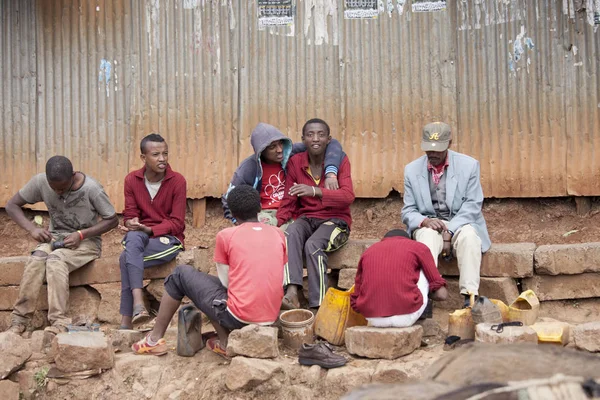 アディスアベバ エチオピア 2014年11月1日 正体不明の靴の磨きは エチオピアのアディスアベバの通りで働きます — ストック写真