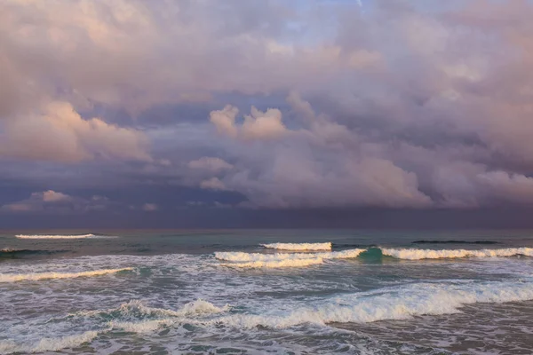 Paysage Vagues Océaniques Sous Ciel Spectaculaire Coucher Soleil Dans Baie — Photo