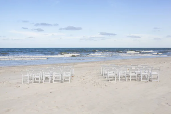 Krzesła Ustawione Ślub Nad Morzem Plaży — Zdjęcie stockowe