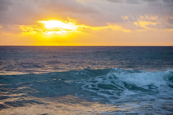 Paysage Vagues Océaniques Sous Ciel Spectaculaire Coucher Soleil Dans Baie — Photo