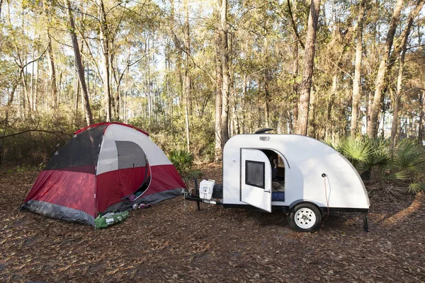 Campsite with teardrop trailer and tent — Stock Photo, Image