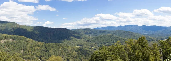 Panorama das montanhas de cume azul — Fotografia de Stock