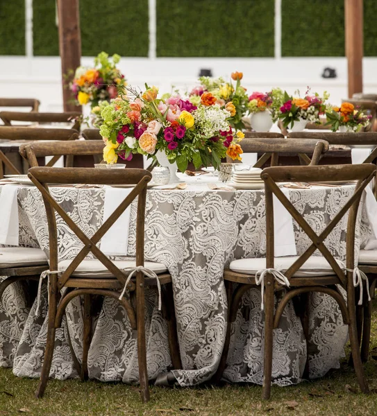 結婚披露宴用に設定されたテーブルの低角度ビュー — ストック写真