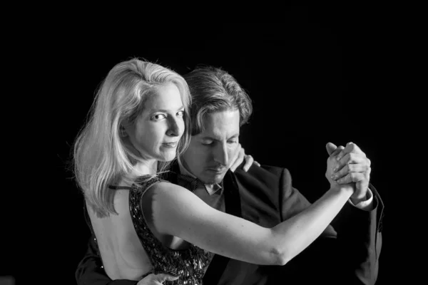 Černobílá Dvojice Která Provádí Tango Prostorem Pro Kopírování — Stock fotografie