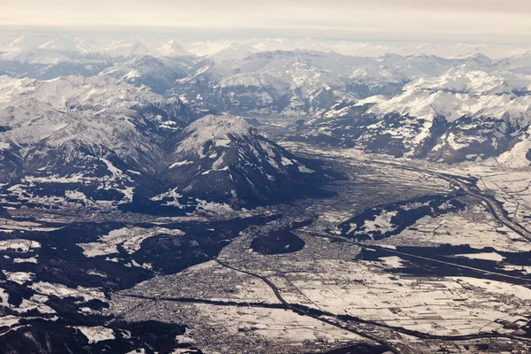 Widok z lotu ptaka na Alpy Szwajcarskie zimą — Zdjęcie stockowe