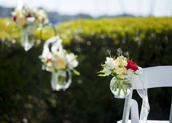 Opknoping Boeket Van Bloemen Voor Bruiloft — Stockfoto