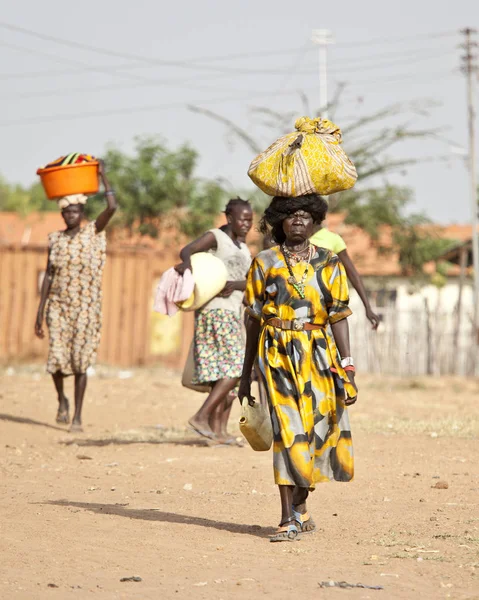 Women carrying in South Sudan — 스톡 사진