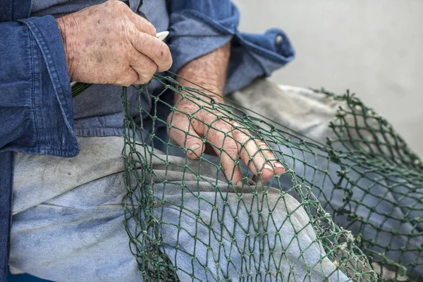 Manos Pescadores Comerciales Que Reparan Redes — Foto de Stock