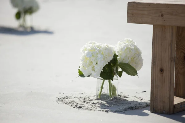 Pot Mason Avec Des Fleurs Pour Mariage Sur Plage — Photo