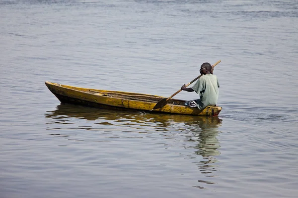 Hombre remando canoa dugout en Sudán del Sur —  Fotos de Stock