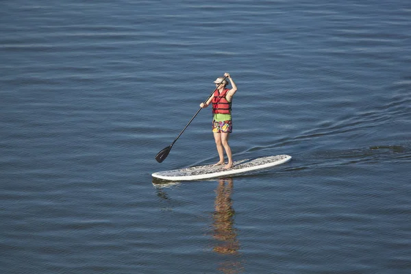 Mulher paddleboarding — Fotografia de Stock