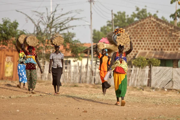 Donne che trasportano carichi in Sud Sudan — Foto Stock