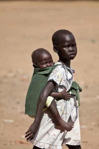 Girl carrying her sister in South Sudan — Stock Photo, Image