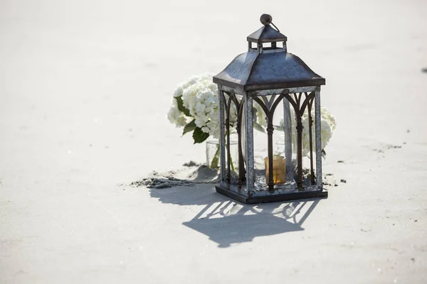 Hurrikan Lampe Und Einmachglas Mit Blumen Für Strandhochzeit — Stockfoto