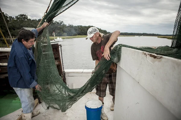 Fishermen at work on fishing vessel — Stock Photo, Image