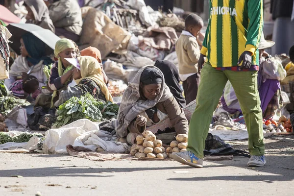 Addis Ababa Nicht Identifizierte Äthiopische Frauen Und Kinder Verkaufen Gemüse — Stockfoto