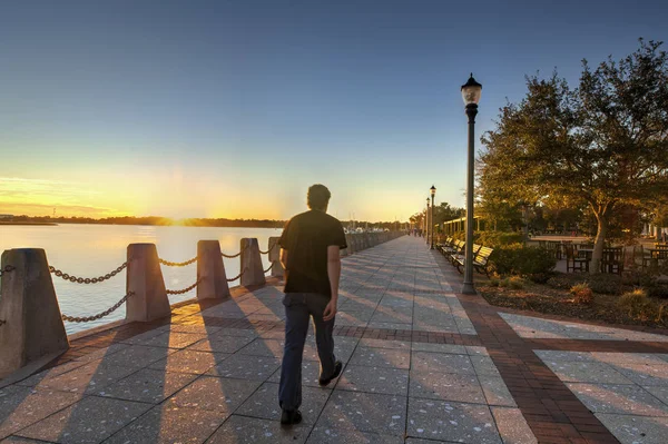 Homem caminhando ao pôr do sol em Beaufort, Carolina do Sul — Fotografia de Stock