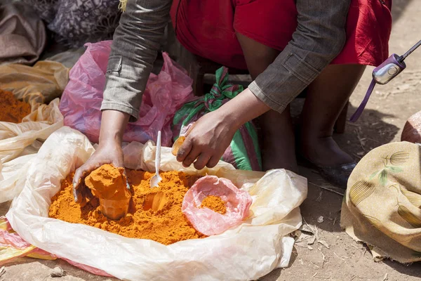 Hände Einer Frau Die Gewürze Auf Einem Äthiopischen Markt Verkauft — Stockfoto
