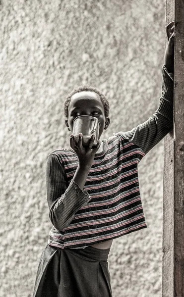 Güney Sudanlı kız içme — Stok fotoğraf