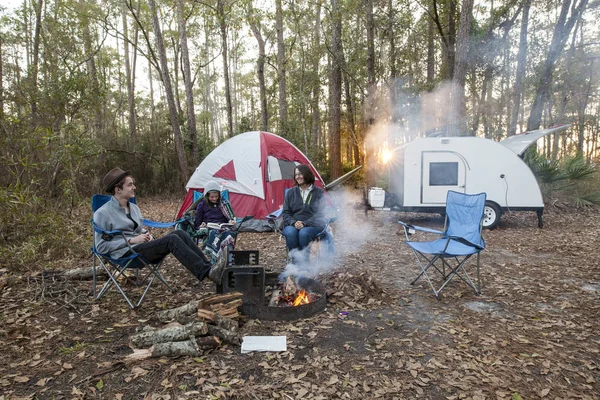 Moeder Met Zoon Dochter Roosteren Marshmallows Kampvuur Met Teardrop Camper Stockfoto