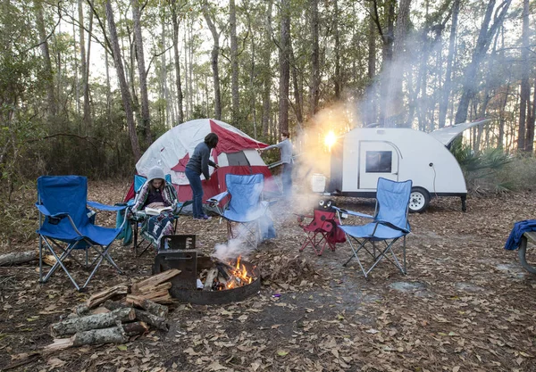 Moeder Met Zoon Dochter Roosteren Marshmallows Kampvuur Met Teardrop Camper Stockafbeelding