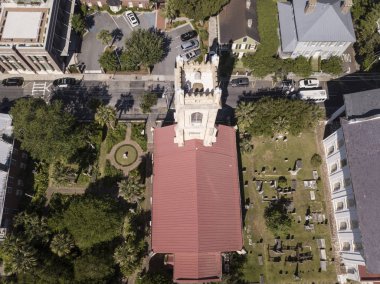 Charleston, Güney Carolina şehir merkezindeki tarihi Unitarian Kilisesi'nin havadan yüksek açı görünümü.