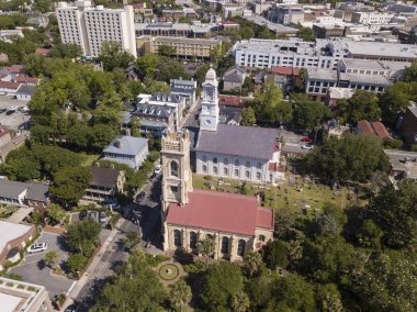 Charleston, Güney Carolina şehir merkezindeki tarihi kiliselerin havadan görünümü.