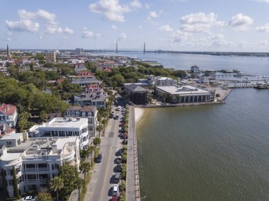 East Bay Street boyunca tarihi Charleston, Güney Carolina havadan görünümü.