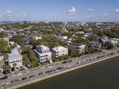 Charleston, Güney Carolina şehir merkezinde East Bay Street boyunca tarihi evlerin havadan görünümü.