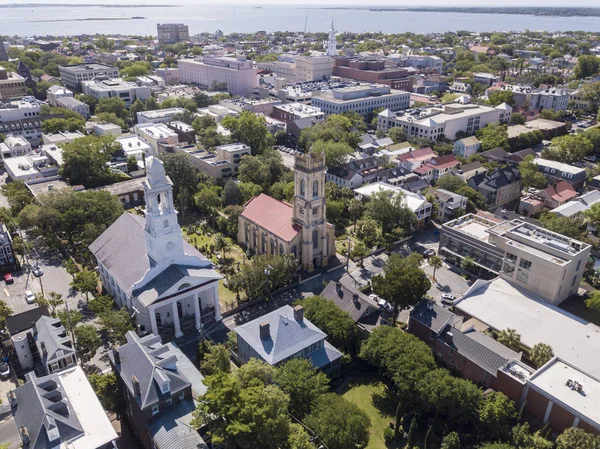 南卡罗来纳州查尔斯顿市中心的鸟瞰图 圣约翰路德教和一神教教堂在前景 — 图库照片
