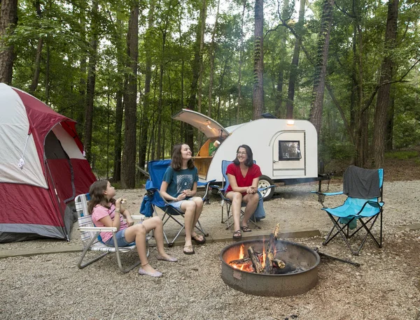 Mãe Filhas Acampar Redor Fogueira Com Caravana Barraca Lágrima Fundo — Fotografia de Stock