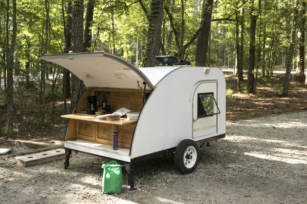 Simples Casa Construída Reboque Lágrima Configurado Acampamento Floresta — Fotografia de Stock